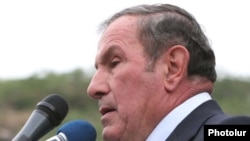 Левон Тер-Петросян выступает на одном из митингов АНК (архивное фото)