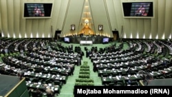 نماینده مجلس از رشت: بیش از ۱۶۰۰ موسسه مالی و اعتباری در سال ۹۰ باید در ۱۴ موسسه ادغام می‌شدند اما رفتار بانک مرکزی سبب شد این اتفاق رخ ندهد