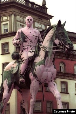 Памятник генералу Франко в городе Эль-Ферроль: противники франкизма облили статую розовой краской