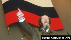 Солженіцин виступає в Держдумі Росії після повернення