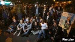 Armenia - Anti-government activists block a street outside the ruling Republican Party's headquarters in Yerevan, 11 April 2018.