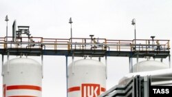 شرکت نفتی روسی لوک اويل، روز دوشنبه ۲۲ اکتبر، اعلام کرد که اين شرکت مجبور است به دليل تحريم های ايالات متحده، فعاليت خود در ايران را به زودی متوقف کند.