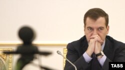 Narodetski:"Dmitriý Medwedew Türkmenistandan ahalteke atyny sowgat alanam bolsa, Kremlden anyk çözgüt talap edýän goşmaça köp meseleleri özi bilen alyp gitdi." 