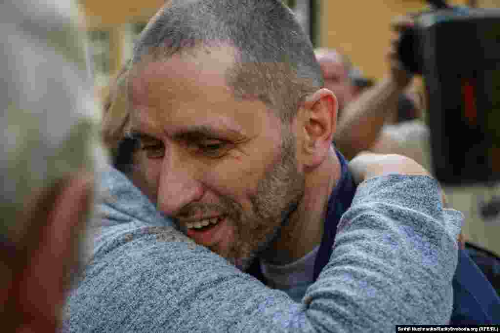 Сергій вперше після повернення з полону РФ обіймає свою дружину Тетяну