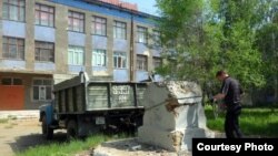 Заключительный этап сноса гипсового памятника Ленину на территории колледжа транспорта и коммуникаций. Павлодар, 21 мая 2012 года. Фото Марата Тулендинова.  