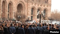 Акция протеста работников золотого рынка у здания правительства, Ереван, 18 февраля 2010 г.  
