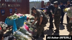 Актөбөдөгү кол салуу болгон 6655 аскердик бөлүгүндөгү аза күтүү.