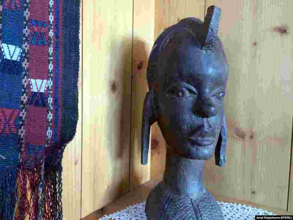 Африкалык кыздын бюсту.