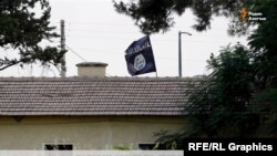 Սիրիա - «Իսլամական պետության» դրոշը Ջարաբլուսի մաքսատան տանիքին՝ լուսանկարված Թուրքիայի Քարքամիշ ավանից, արխիվ