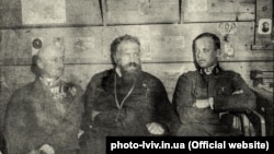 Зліва направо: барон Казимир Гужковський, митрополит УГКЦ, граф Андрей Шептицький, ерцгерцог Вільгельм фон Габсбург. Село Кадлубиськ поблизу Бродів, зима 1917–1918 років