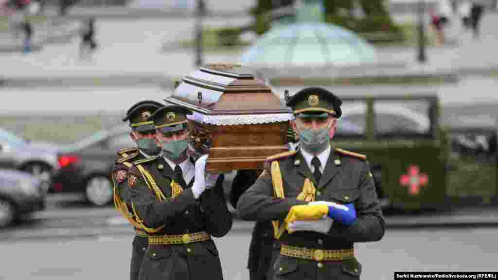 Тарас Матвіїв загинув увечері 10 липня, коли бойовики обстріляли українські позиції в районі села Троїцьке Попаснянського району Луганської області. Одна з мін влучила в бліндаж, де було двоє бійців. Тарас Матвіїв витягнув двох побратимів і відніс у безпечне місце. У цей час ще одна міна впала на позицію й осколками смертельно поранила Тараса