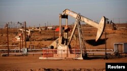 نمایی از یک چاه نفت در باکرزفیلد کالیفرنیا.
