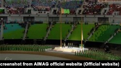 Поднятие флагов Туркменистана и Олимпийского Совета Азии на фоне пустых трибун