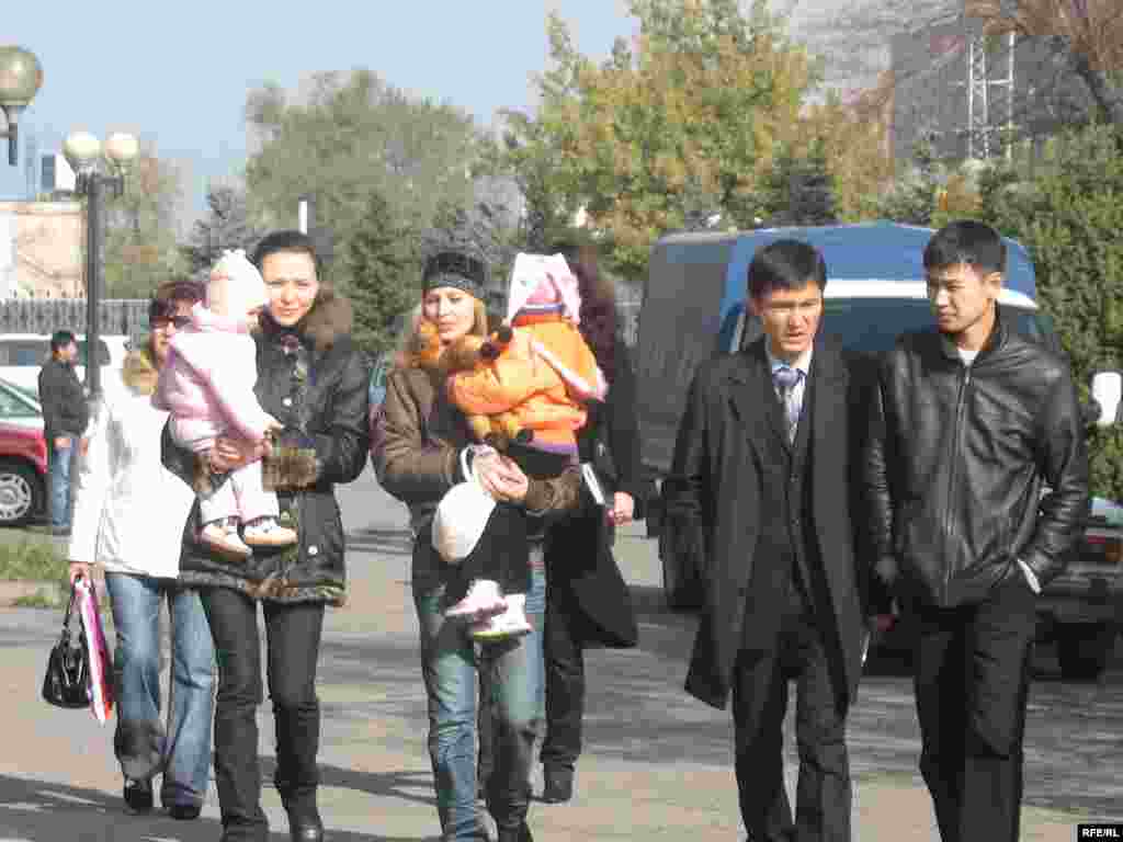 Аналардың бірқатары наразылық шеруіне сәбилерін де көтере келді.  - Некоторые молодые женщины шли на демонстрацию протеста с детьми. 