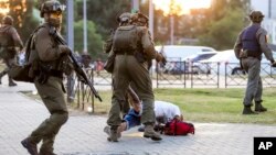 У Мінську й інших містах Білорусі третій день тривають акції протесту проти результатів президентських виборів, демонстрантів жорстоко розганяють силовики