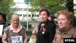 Пенсионеры пытаются пройти в офис посла ОБСЕ. Алматы, 30 сентября 2008 года.