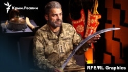 Ukrayina Silâlı quvetleriniñ polkovnigi Timur Barotov ve onıñ qırımtatar silâ kollektsiyası. Kollaj