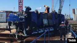 Ծովն ընկած ավտոբուսը դուրս է բերվում ջրից, 25-ը օգոստոսի, 2017թ. 