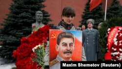 Історики і критики Кремля кажуть, що нинішня російська влада прагне применшити злочини Сталіна