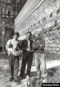 Студэнты гістфаку БДУ на раскопках у Мірскім замку. Справа — Сяржук Вітушка