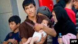 گروهی از مهاجران افغان در ساعات اولیه روز سه‌شنبه در مونیخ از قطاری که از مجارستان آمده، پیاده شدند