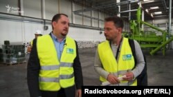 Директора заводу з виробництва штучної трави для футбольних полів Андрія Бондаренка запитання про 20-відсоткову різницю у контрактах не дивує