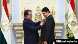 Тажикстандын президенти Эмомали Рахмон жана Олимпиада чемпиону Дилшод Назаров.