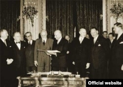 Падпісаньне дамовы аб утварэньні Эўрапейскага аб'яднаньня вугалю і сталі, якое ўтварылі Бэльгія, Люксэмбург, Італія, Францыя, Нямеччына і Нідэрлянды, Парыж, 18 красавіка 1951