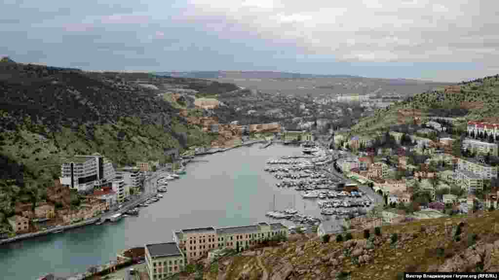 Вид на Балаклавскую бухту с высоты Крепостной горы