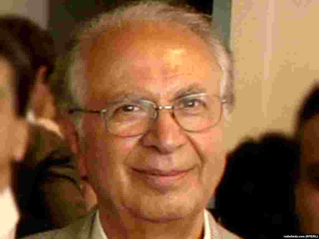 ایرج گرگین در تحریریه رادیو فردا در پراگ -- ۱۶ خرداد ۸۶