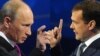 Премьер-министр России Владимир Путин (слева) и президент России Дмитрий Медведев