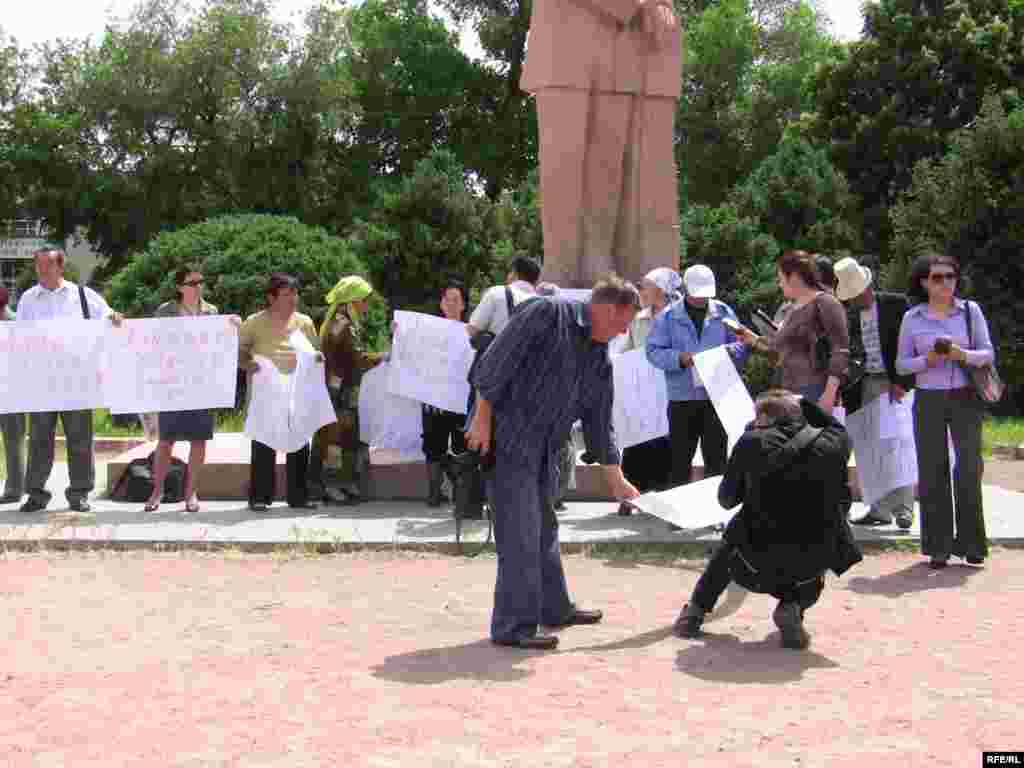 Элүүгө чукул адам Максим Горький атындагы аянтка чогулду. - Kyrgyzstan -  Picket in Support Of Radio Azattyk. 18May2009