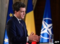 Кандидат у президенти Нікушор Дан під час виступу на дебатах. 15 травня 2025 року