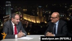 Никол Пашинян (слева) и директор Радио Азатутюн Грайр Тамразян в студии Азатутюн ТВ