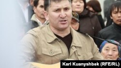 Бард Жанат Есентаев поёт на акции протеста. Алматы, 16 марта 2013 года. 