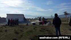 Традиционный массовый обряд жертвоприношения садакка в память о погибших защитниках Гокдепинской крепости, Туркменистан . 