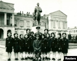 پیونگ‌یانگ ۱۹۸۱: مونیک ماسیاس، دختری اهل گینه استوایی ۱۵ سال در کره شمالی زندگی کرد و این یکی از عکس‌های او است.