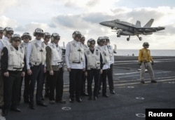 Прем’єр-міністр України Арсеній Яценюк (другий зліва) і міністр оборони Стапан Полторак (перший зліва) на борту атомного авіаносця США Harry S. Truman у Середземному морі, 3 грудня 2015 року