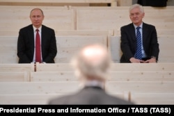 گنادی تیمچنکو در کنار پوتین در سوم ژوئن ۲۰۱۷