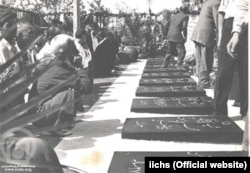 نثار گل بر مزار کشته‌شدگان قیام ۳۰ تیر