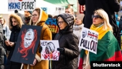 Litvaniya. Ukrainağa qarşı cenkni bitirmek talabınen yapılğan aktsiya. Vilnüs, 2022 senesi martnıñ 2-si