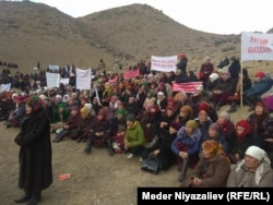 Митингге чыккандар