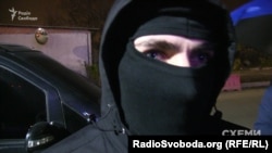 Люди в масках біля VIP-терміналу аеропорту «Київ» перешкоджали роботі «Схем». 7 листопада 2017 року