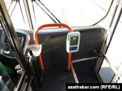 Aşgabadyň awtobuslarynda kartlar arkaly ýol töleglerini kabul edýän enjam