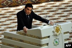 Президент Гурбангулы Бердымухамедов согласился, что туркмены достигли эпохи могущества и настало время задуматься об отмене бесплатных газа, воды и электричества