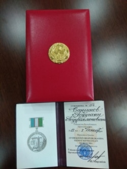 2017йил декабрида Шавкат Мирзиëев Абдуғани Сангиновнидавлат медали билан тақдирлаган.