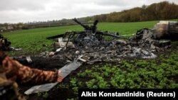 Залишки російського гелікоптера на Харківщині, неподалік села Мала Рогань у квітні 2022 року