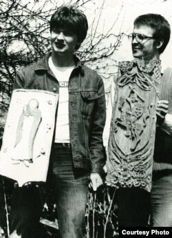 Сяргей Шупа і Вінцук Вячорка ў двары ў Апалінарыя Пупко зь ягонымі творамі ў рукох. Івенец, лета 1983 году.