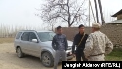 Сох анклавы менен чектешкен Чарбак айылы. Январь, 2013-жыл.