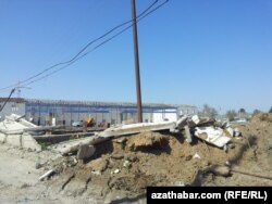 Aşgabadyň Griboýewdow köçesiniň ugrundaky awtotresiň ýumrulan bölegi.